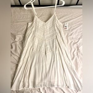 VOLCOM🤍New/never worn🤍🤍 white w/lace detail sundress. Super cute!